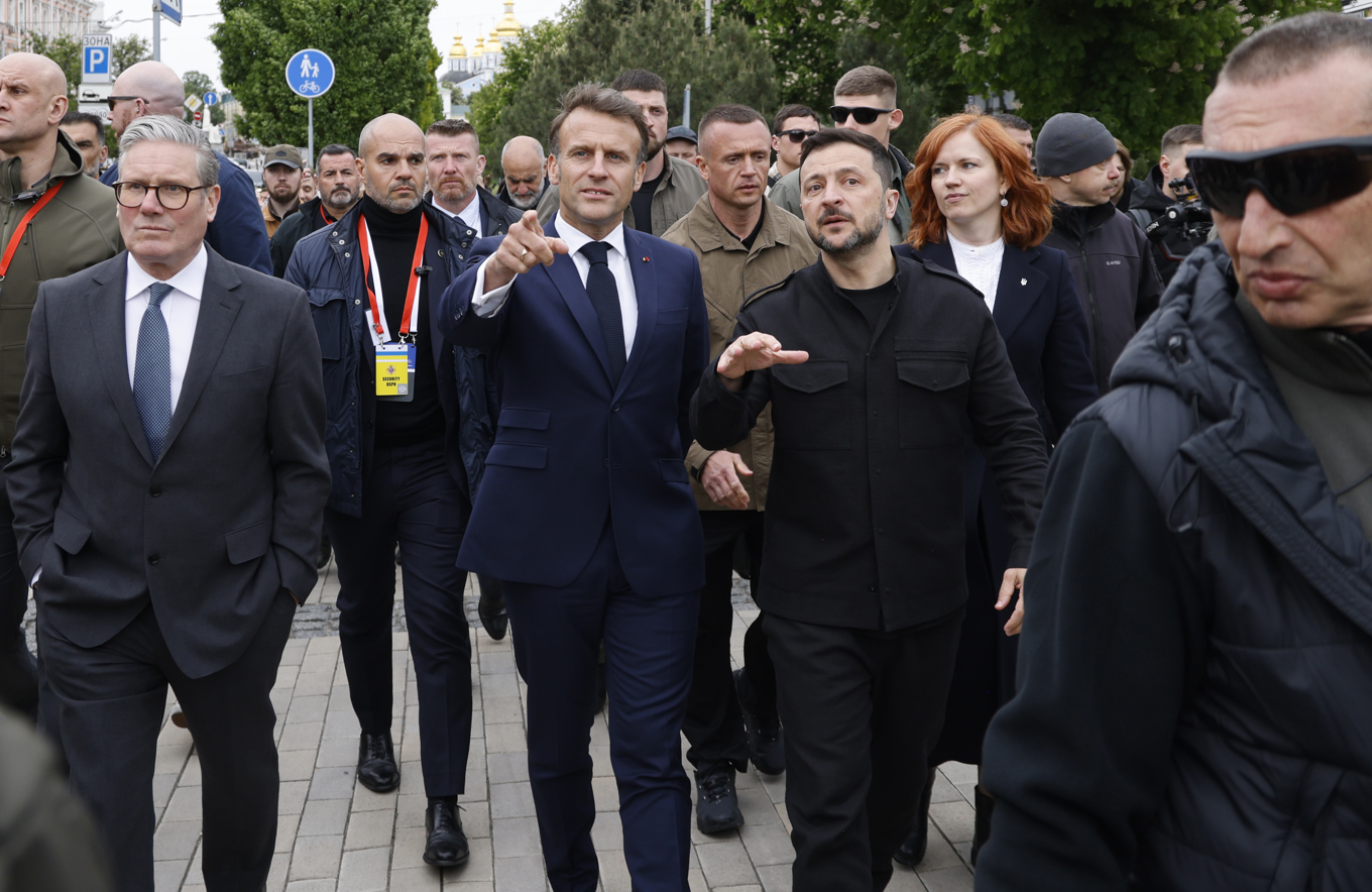 Emmanuel Macron besökte på lördagen Volodymyr Zelenskyj i Kiev tillsammans med Storbritanniens premiärminister Keir Starmer, Polens premiärminister Donald Tusk och Tysklands förbundskansler Friedrich Merz. Foto: Ludovic Marin/AP/TT