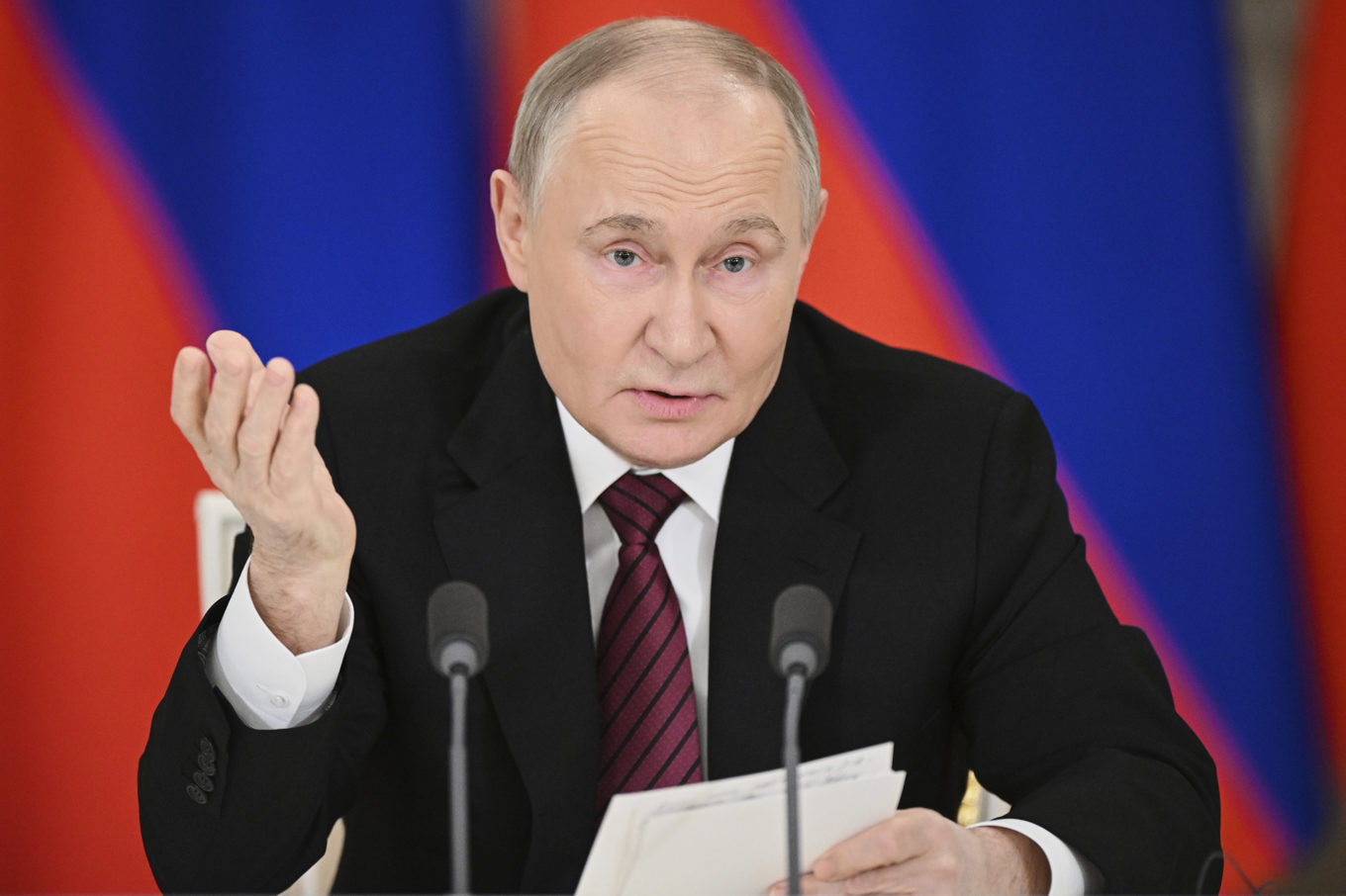 Rysslands president Vladimir Putin höll en ovanligt sen pressträff natten till söndag. Foto: Sergei Bobylev/RIA Novosti via AP/TT