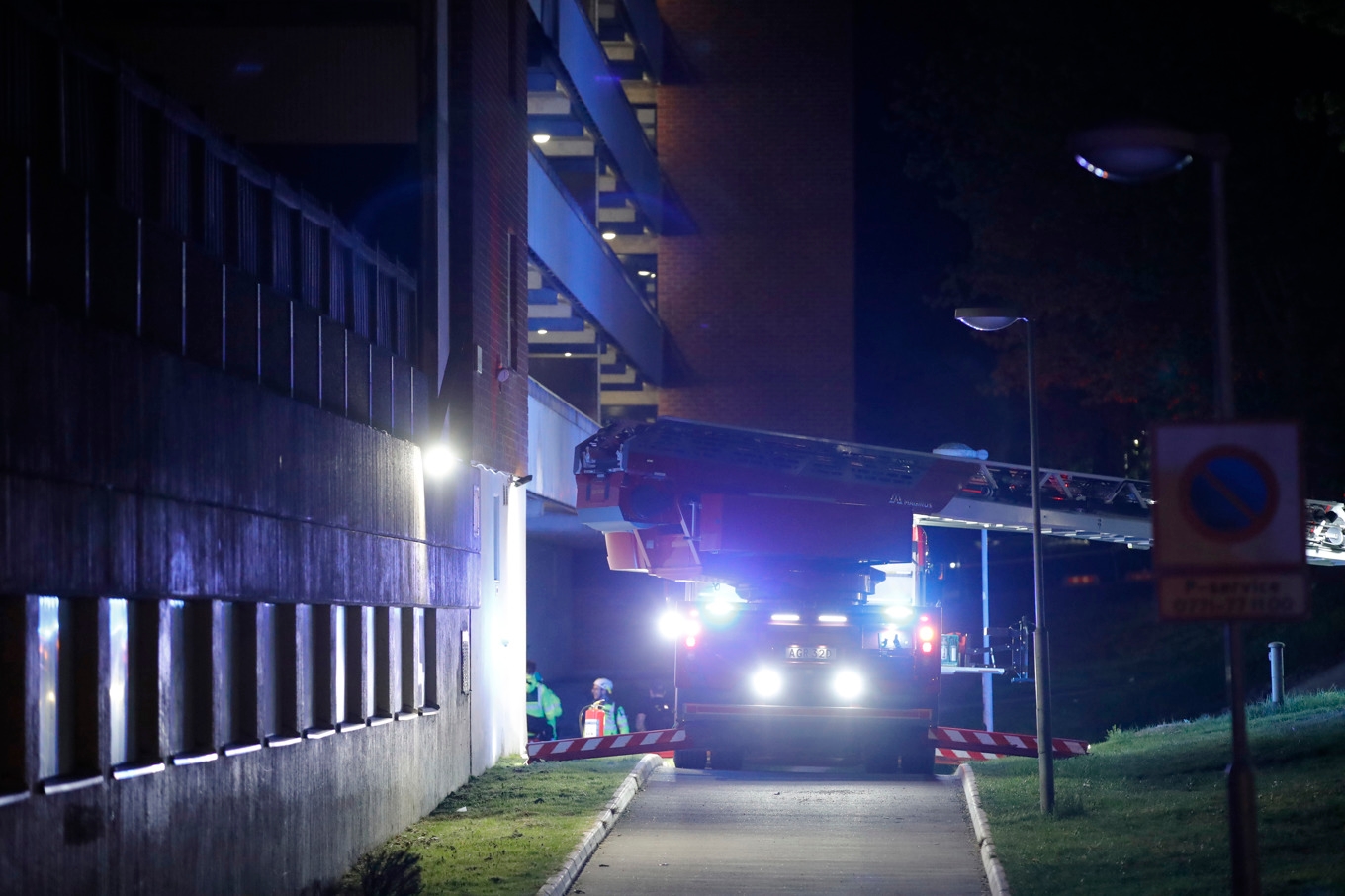 Det brann i två lägenheter i ett flerfamiljshus i Vårby sent på söndagskvällen. En person har förts till sjukhus med ambulans. Foto: Caisa Rasmussen/TT