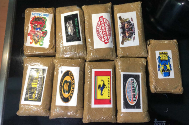 I utredningen har man hittat bilder och filmer på vad som förefaller vara haschkakor. Foto: Polisen/TT