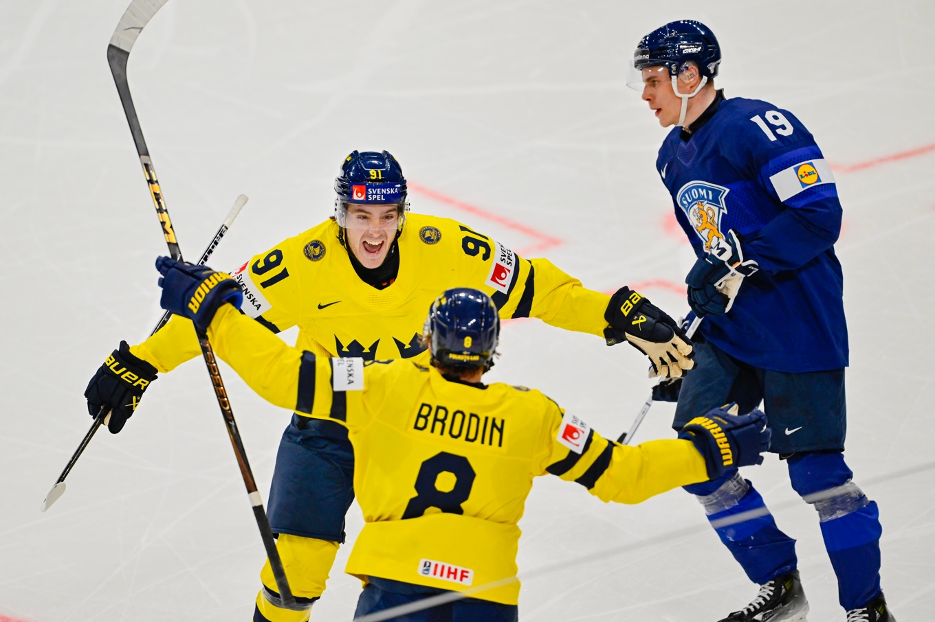 Jonas Brodin och Leo Carlsson jublar efter Sveriges 2–0-mål, Finlands Waltteri Merelä deppar. Foto: Anders Wiklund/TT/TT