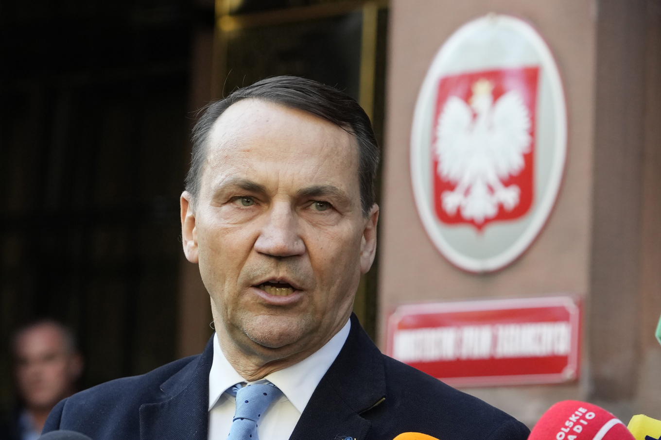 Polens utrikesminister Radoslaw Sikorski meddelar att Polen stänger ett ryskt konsulat. Bild tagen vid UD i Warszawa i oktober. Foto: Czarek Sokolowski/AP/TT