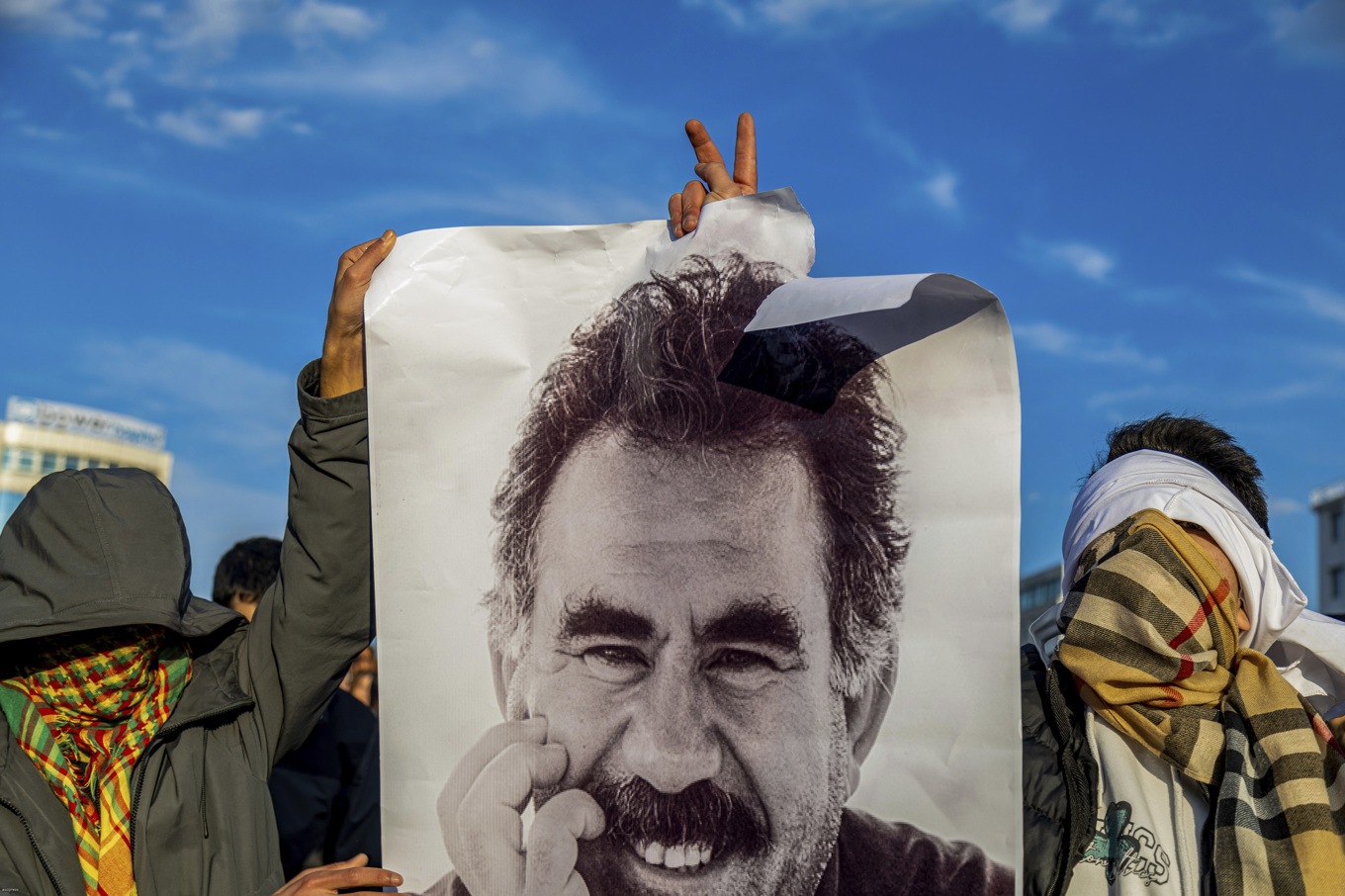 Kurder håller upp en bild på den fängslade PKK-grundaren Abdullah Öcalan i turkiska Diyarbakir i februari. Foto: Metin Yoksu/AP/TT