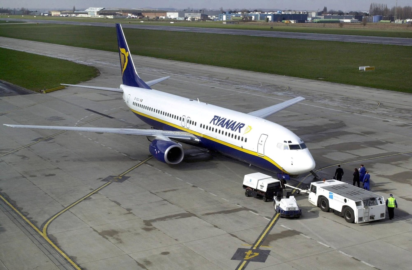 Arkivbild på ett annat Ryanairplan på flygplatsen Charleroi i Belgien. Foto: AP/TT