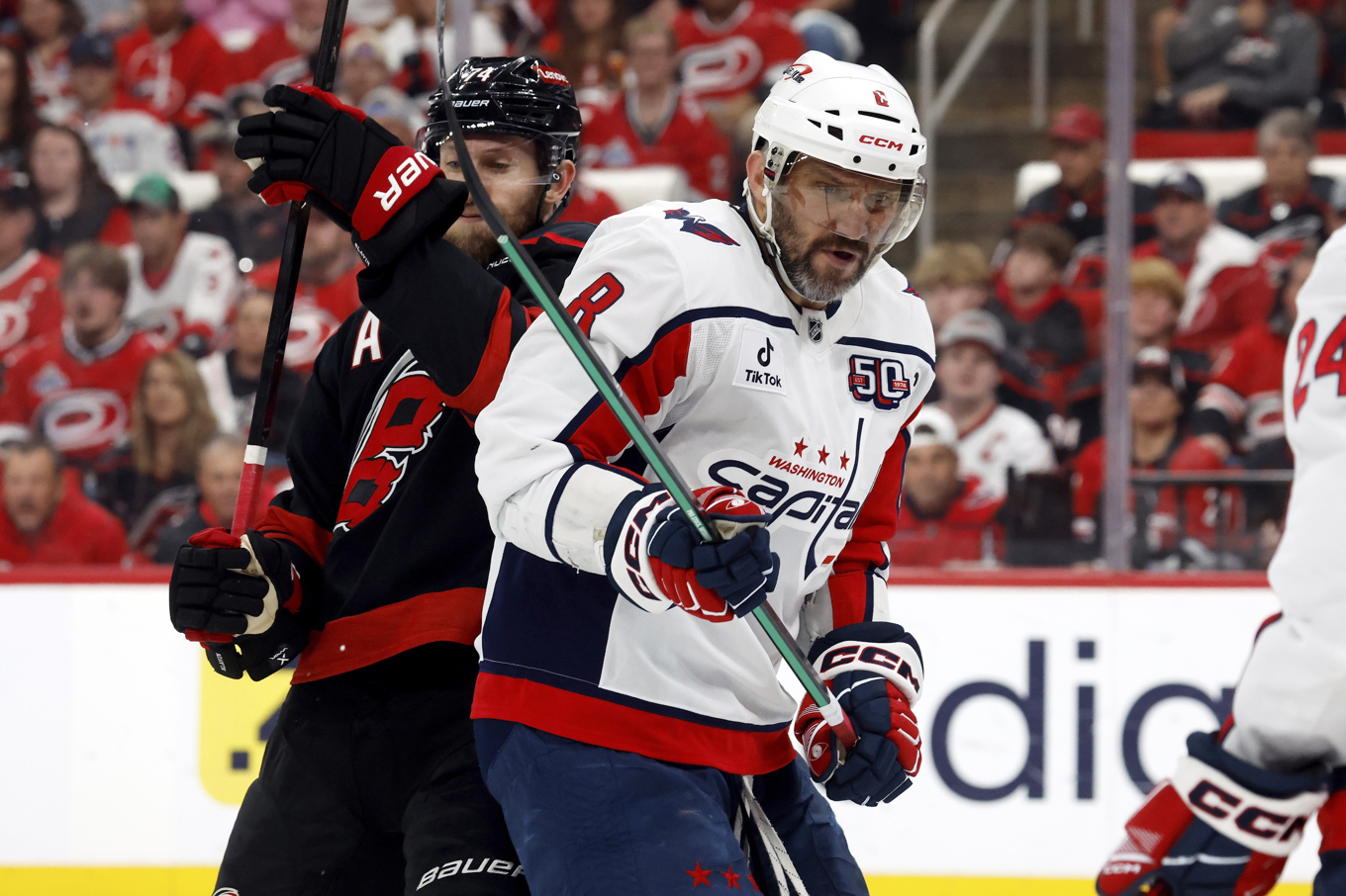 Alexander Ovetjkin och hans Washington ligger under med 1–3 i matcher mot Carolina i kvartsfinalen av Stanley Cup-slutspelet. Foto: Karl B DeBlaker/AP/TT