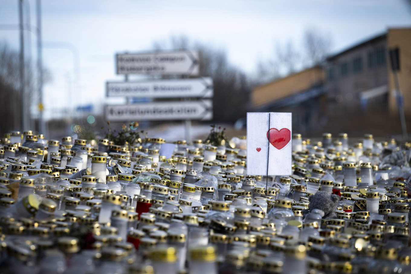 Ljus och blommor på minnesplatsen utanför Risbergska skolan i Örebro där tio personer mördades och sex skadades allvarligt. Arkivbild. Foto: Pontus Lundahl/TT