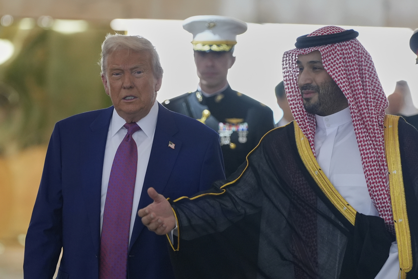 USA:s president Donald Trump tillsammans med den saudiske kronprinsen Mohammed bin Salman vid en inledande kaffeceremoni på flygplatsen i Riyad. Foto: Alex Brandon/AP/TT