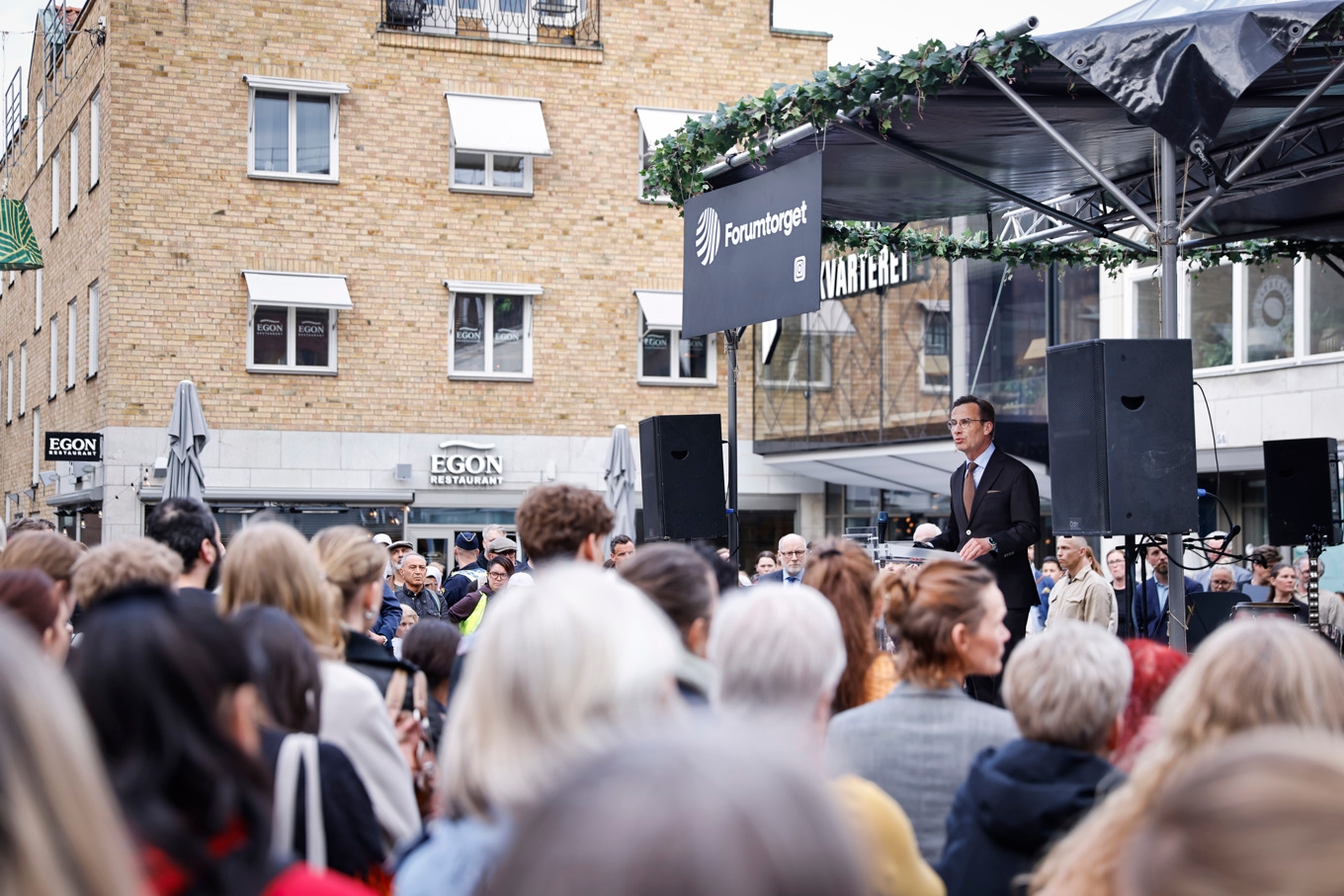 Statsminister Ulf Kristersson (M) talar under en manifestation mot våld i centrala Uppsala. Foto: Caisa Rasmussen/TT
