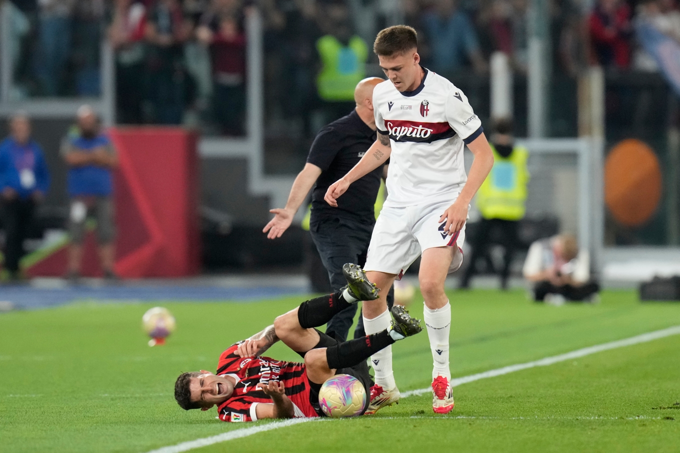 Emil Holm (vit tröja) spelade 75 minuter i Bolognas cuptitel mot Milan. Foto: Gregorio Borgia/AP/TT