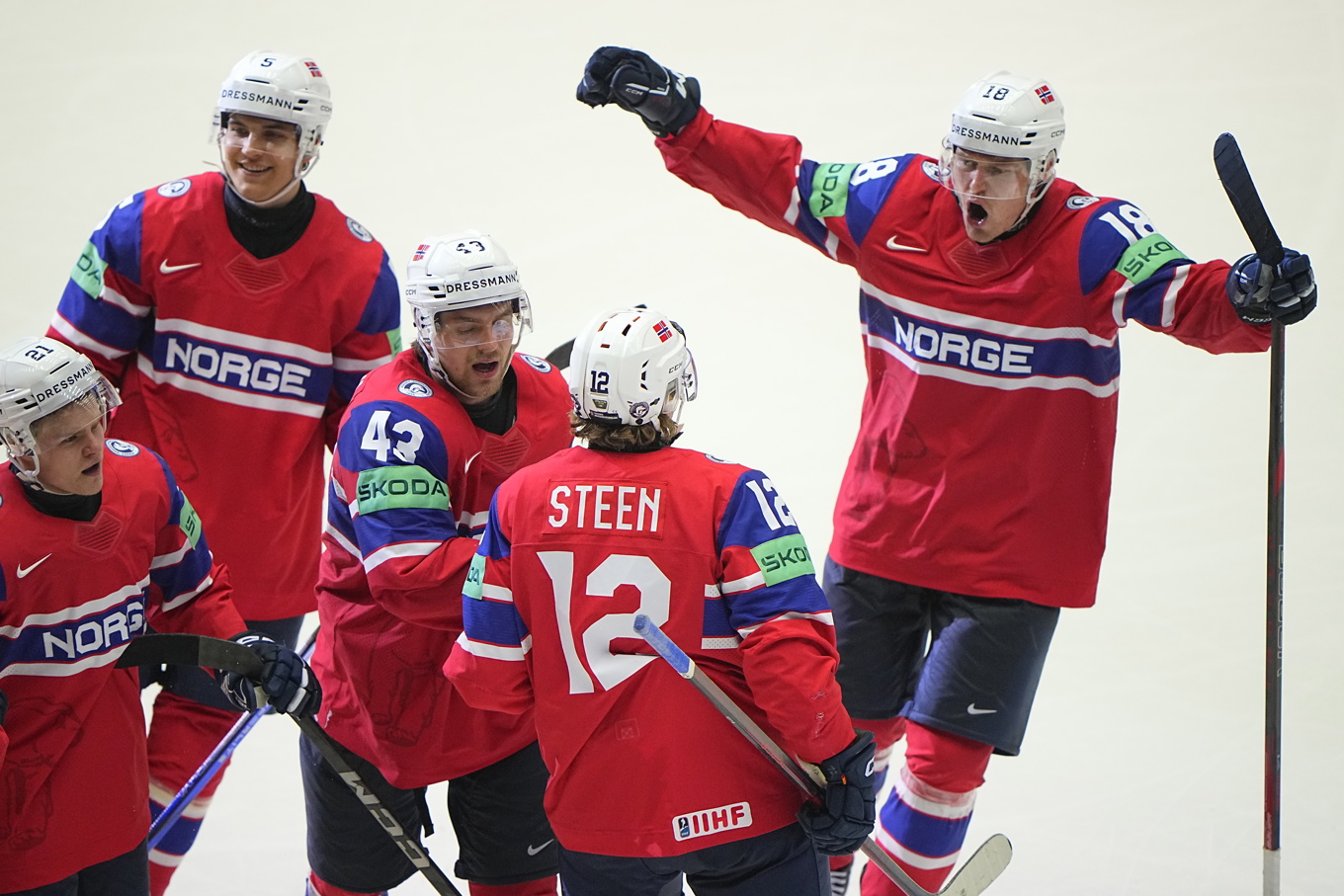 Norge firar Örebro-spelaren Noah Steens reducering till 4–5 mot USA – när Norge tog första poängen i VM. Foto: Bo Amstrup/Scanpix/TT