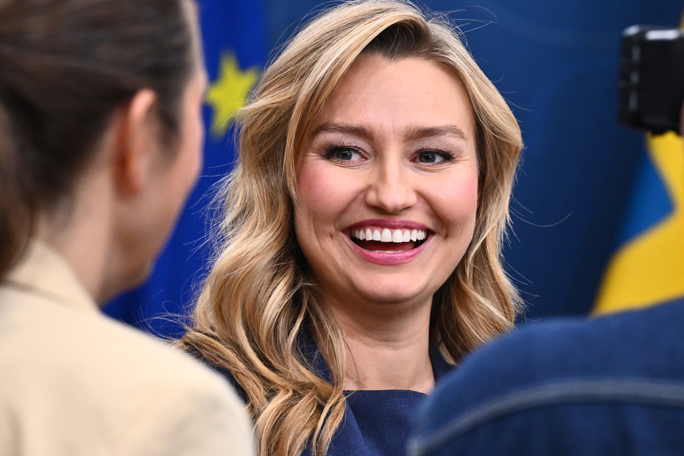 En glad energi- och näringsminister Ebba Busch (KD) presenterar förslag där Svenska kraftnät får utreda om Sverige ska ha färre elområden. Foto: Claudio Bresciani/TT