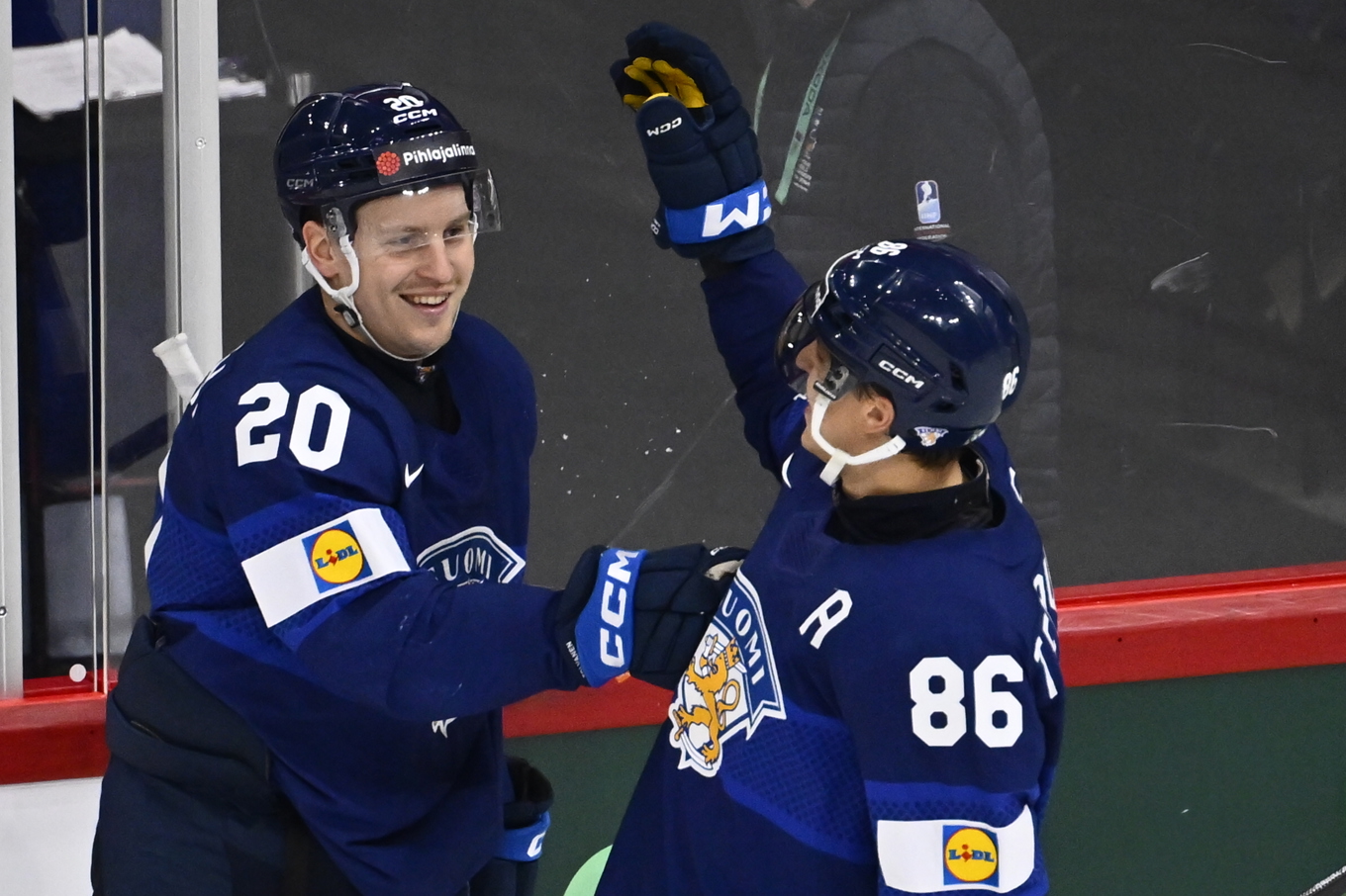 Eeli Tolvanen (nummer 20) firar ett av sina fyra mål i den finska segern tillsammans med Teuvo Teräväinen (nummer 86), som stod för sex assist, i VM-mötet mot Slovenien. Foto: Anders Wiklund/TT