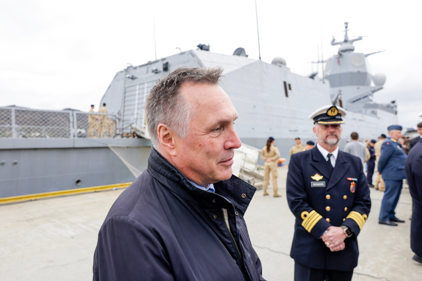 Försvarsminister Tore O Sandvik framför en norsk fregatt i hamn i Bergen. Arkivbild. Foto: Paul S. Amundsen/NTB/TT