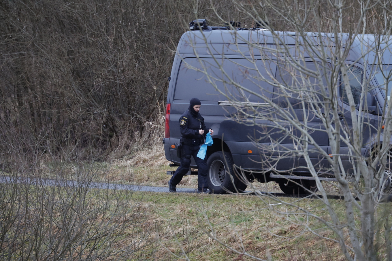 Polis och nationella bombskyddet på plats i Partille efter ett av den senaste tidens fynd av misstänkta föremål. Foto: Adam Ihse/TT