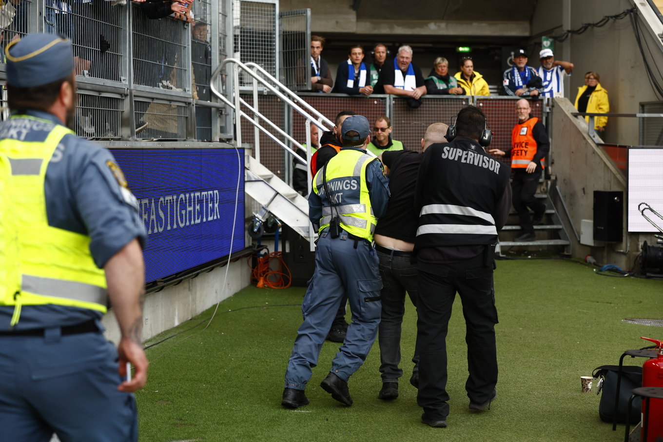 En man omhändertogs och fördes bort av ordningsvakter efter att ha attackerat en Österspelare på Gamla Ullevi. Foto: Thomas Johansson/TT
