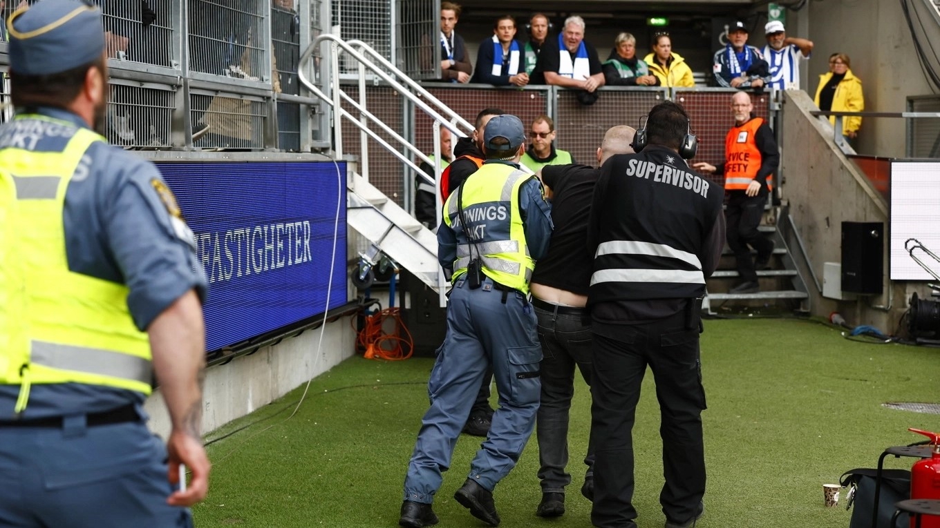 En man omhändertogs och fördes bort av ordningsvakter efter att ha attackerat en Österspelare på Gamla Ullevi. Foto: Thomas Johansson/TT