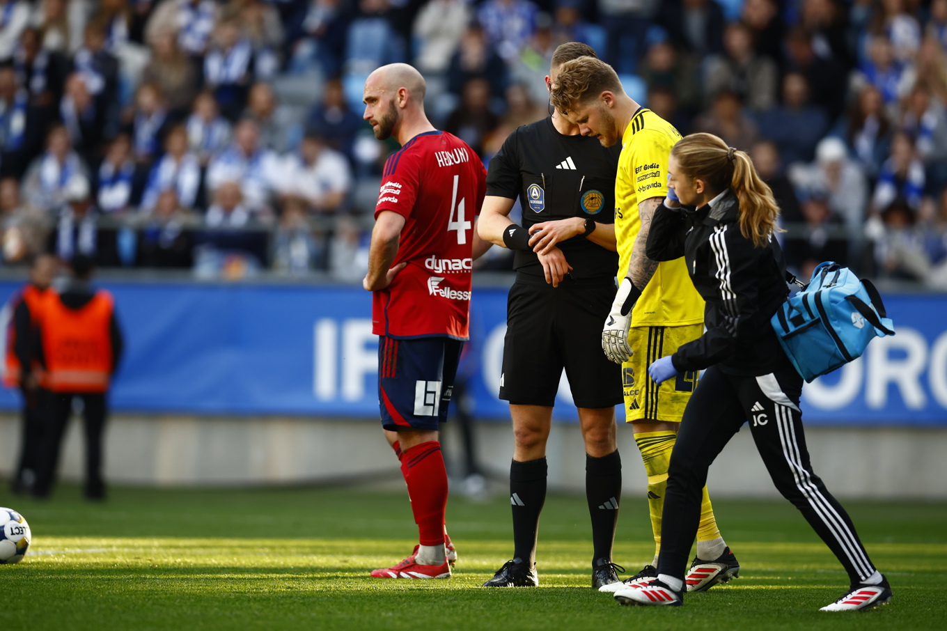Östers Sebastian Starke Hedlund (till vänster) efter att ha blivit attackerad av en supporter under den allsvenska matchen i Göteborg. Foto: Thomas Johansson/TT