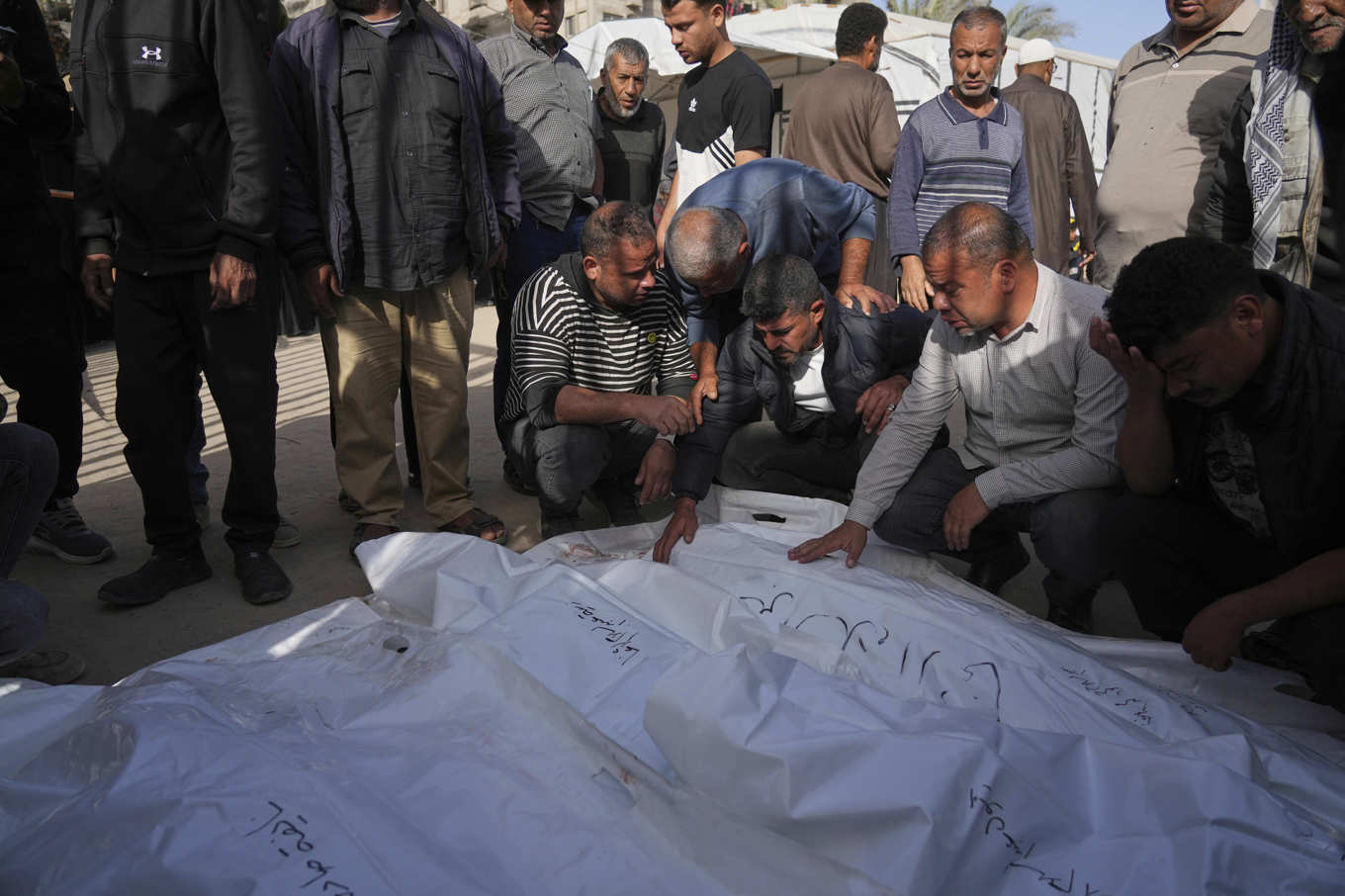 Döda sörjs utanför Nassersjukhuset i Khan Yunis i Gaza. Foto: Abdel Kareem Hana/AP/TT