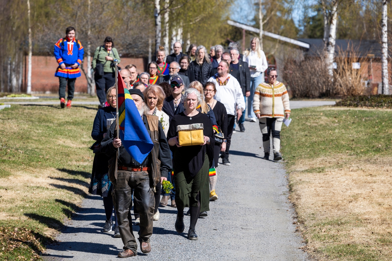 I en samisk ceremoni vid Nederluleå kyrkogård i Gammelstad återbegravdes två samiska kranier. Foto: Pär Bäckström/TT