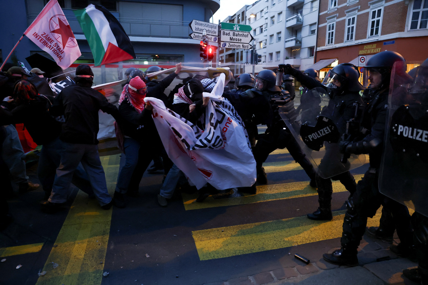Propalestinska demonstranter drabbar samman med polis i schweiziska Basel på lördagskvällen. Foto: Christian Hartmann/Reuters/TT
