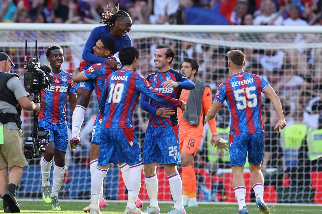 Crystal Palace-jubel efter segern i FA-cupfinalen mot Manchester City. Foto: Ian Walton/AP/TT
