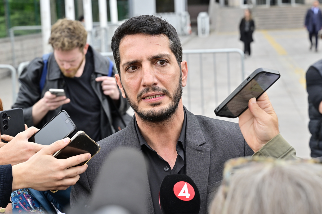 Joakim Medins advokat Veysel Ok gav beskedet om frisläppandet till Medins fru Sofie Axelsson. Foto: Jonas Ekströmer/TT