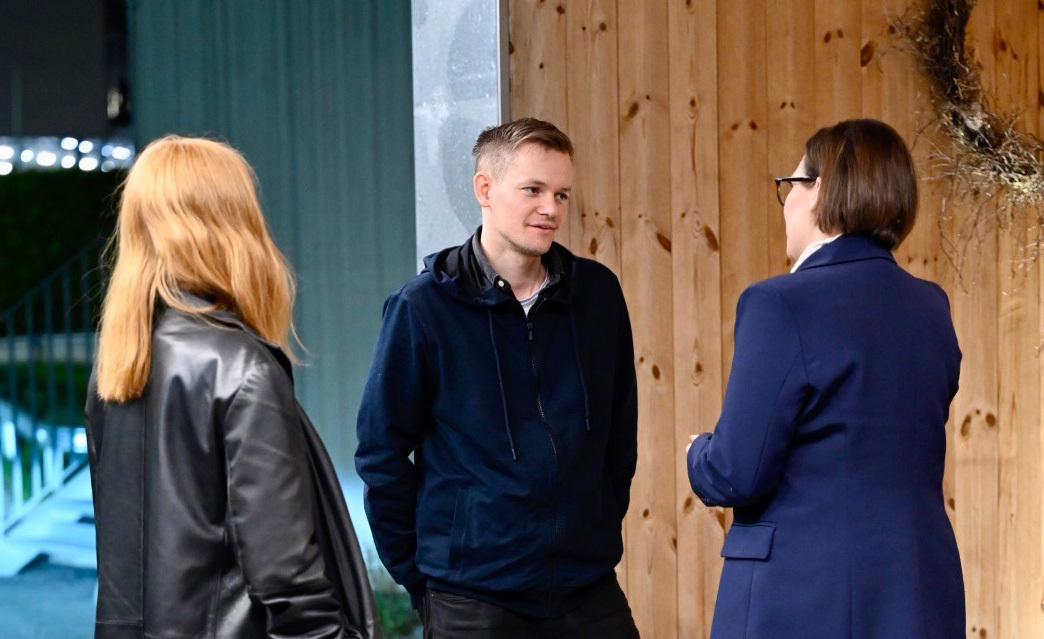 Joakim Medin strax efter att han landade på Arlanda, med sin fru Sofie Axelsson (till vänster) och utrikesminister Maria Malmer Stenergard (till höger). Foto: Regeringen/TT