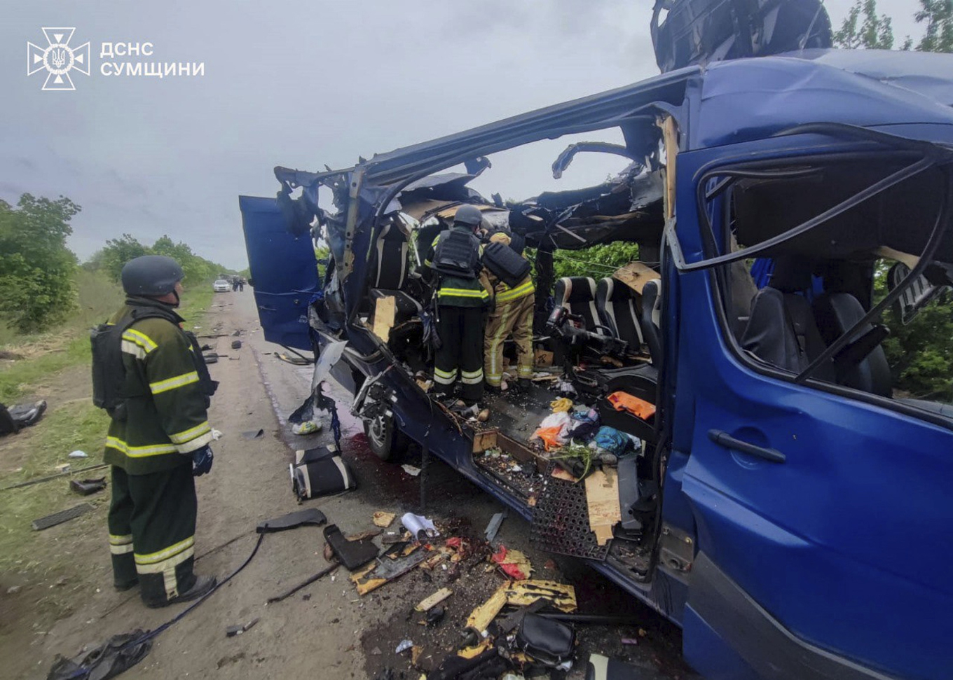 Räddningsarbetare på plats efter den ryska attacken mot en buss i Sumy i norra Ukraina. Foto: Ukrainas räddningstjänst via AP/TT