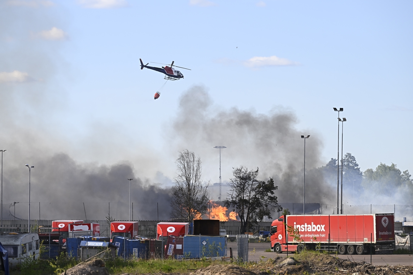 Det brinner kraftigt på en återvinningsanläggning på Örsholmen i Karlstad. Ett VMA har utfärdats och räddningstjänsten och helikoptrar bekämpar branden. Foto: Tommy Pedersen/TT