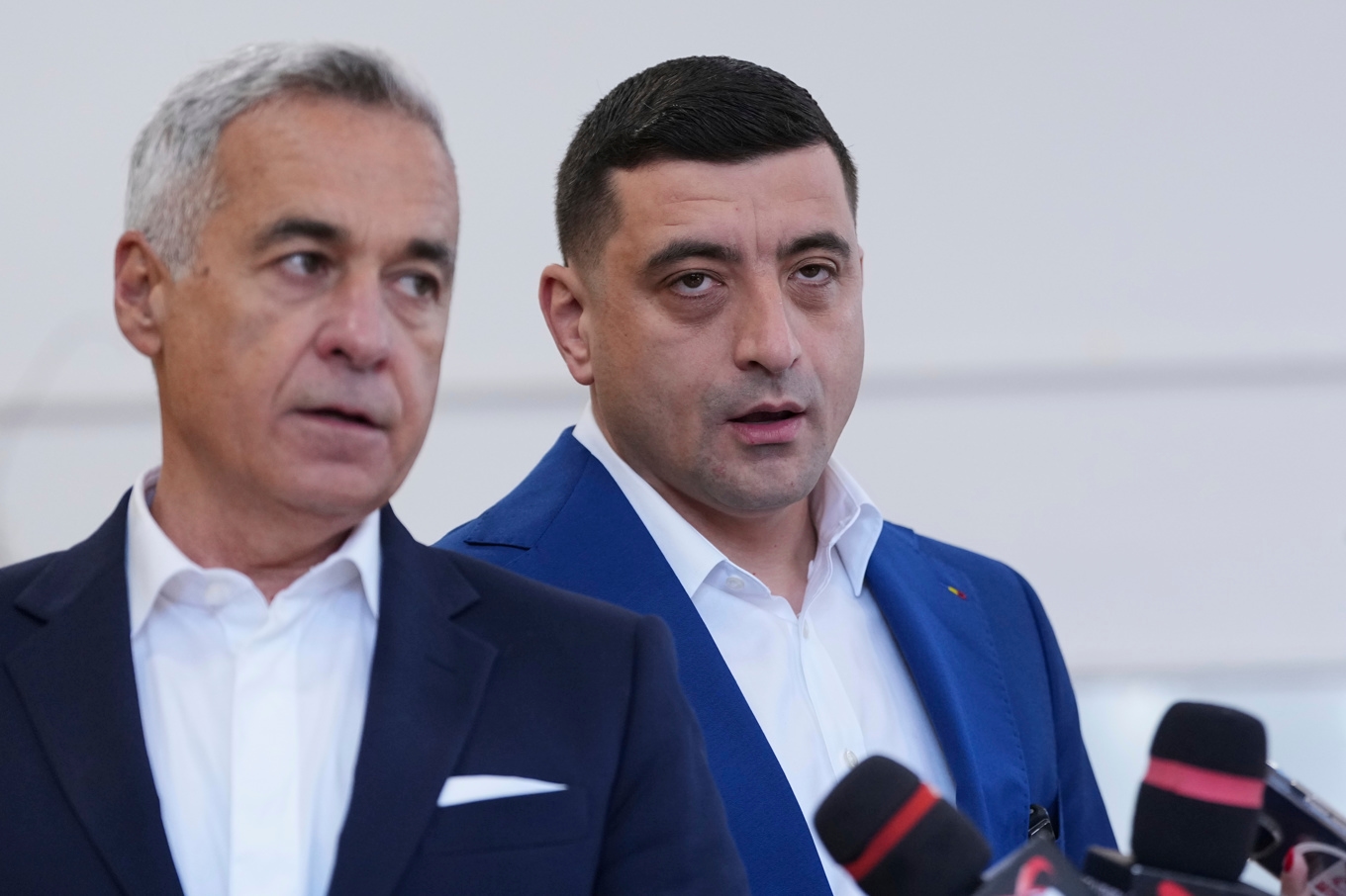 Presidentkandidaten George Simion, till höger, och partikamraten Calin Georgescu efter att de lagt sina röster på söndagen. Foto: Andreea Alexandru/AP/TT