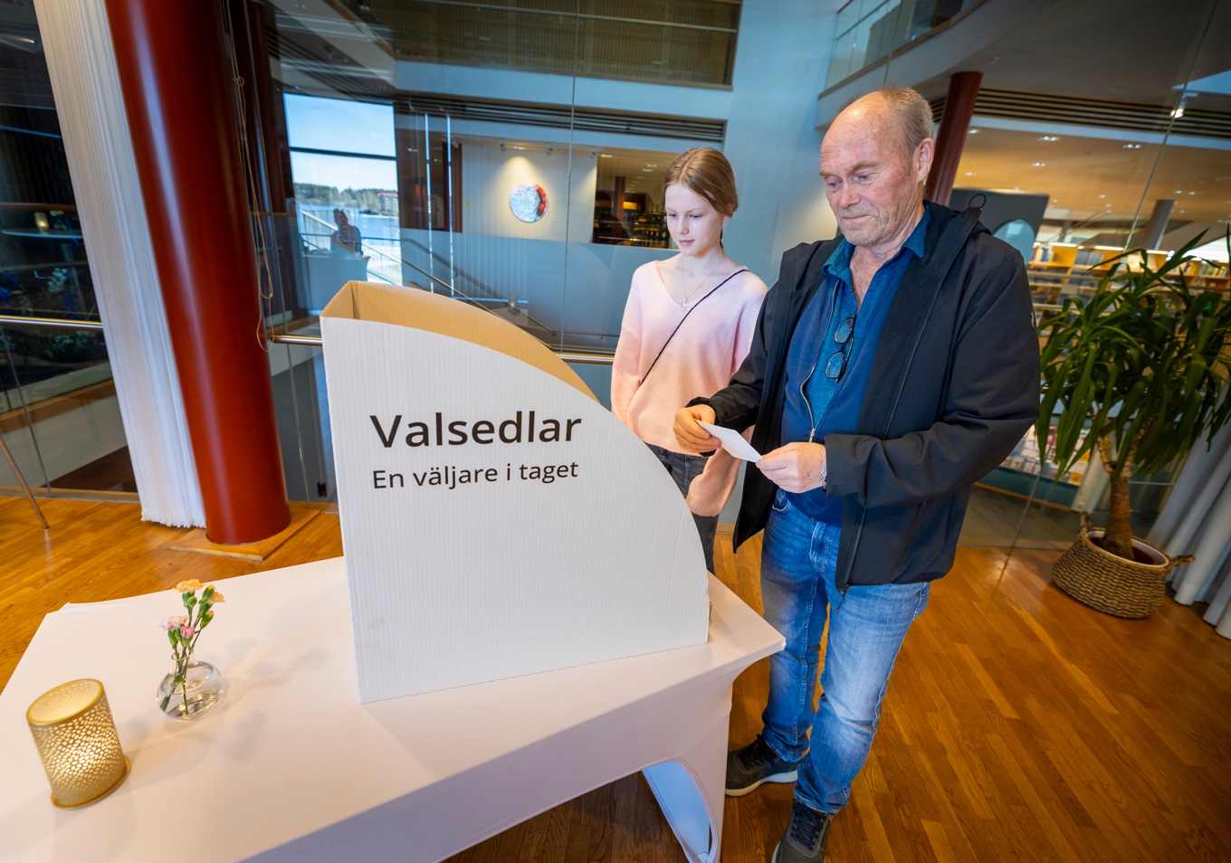 Christer Magito och Livia från Harads på plats för att rösta i valet till Sametinget i vallokalen i Kulturens hus i Luleå på söndagen. Foto: Pär Bäckström/TT