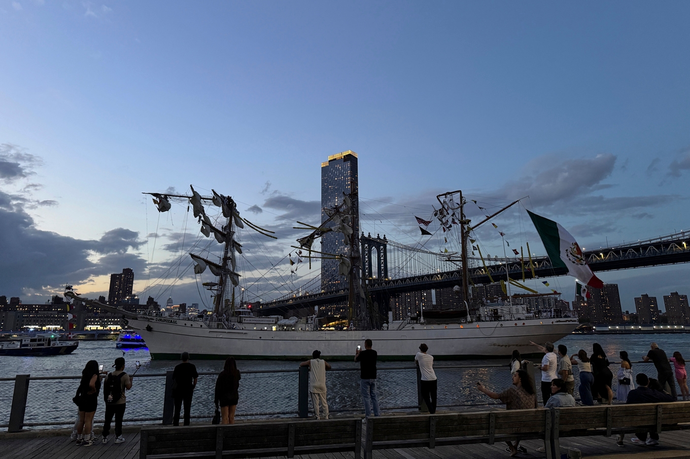 Det mexikanska fartyget Cuauhtémoc har kraschat in den berömda Brooklynbron i New York. Foto: Nick Corso/AP/TT