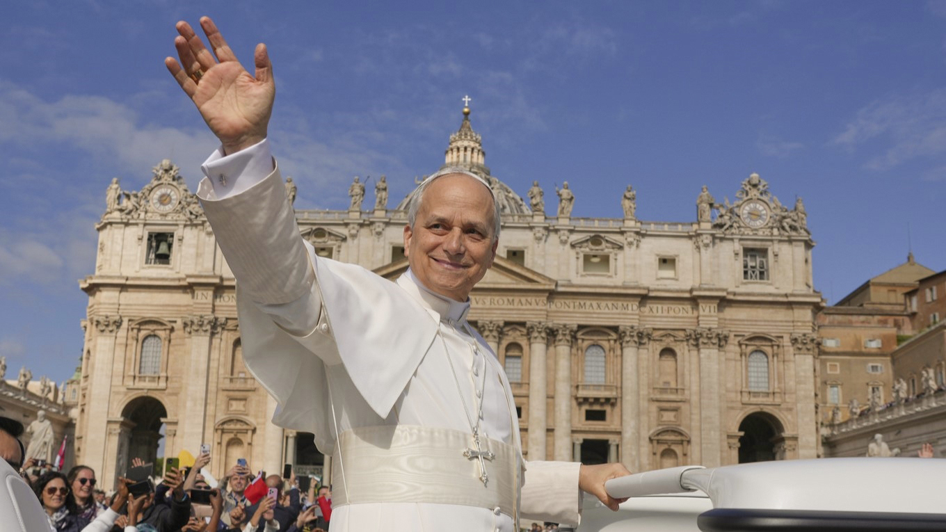 Påve Leo XIV på Petersplatsen i Vatikanen inför söndagens installationsmässa. Foto: Andrew Medichini/AP/TT
