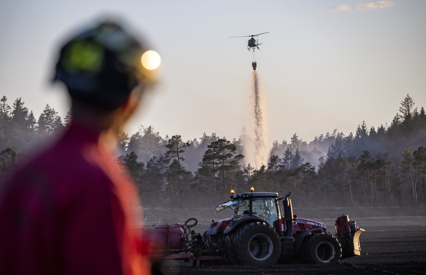 Räddningstjänsten i Halland oroas över hur värme och vind ska påverka branden i en torvtäkt i Hylte som bröt ut förra veckan och fortfarande pågår. Foto: Johan Nilsson / TT