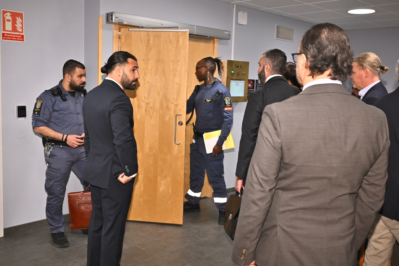 Försvarare släpps in i säkerhetssalen i Stockholms tingsrätt när förhandlingen inleds om mordet på den 27-åriga kvinnan i Eskilstuna. Senare delar av rättegången kommer även att hållas i Eskilstuna samt Attunda tingsrätt. Foto: Claudio Bresciani/TT