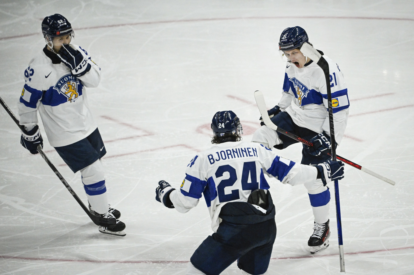 Finlands Patrik Puistola (21) firar sitt kvitteringsmål mot Kanada. Foto: Fredrik Sandberg/TT