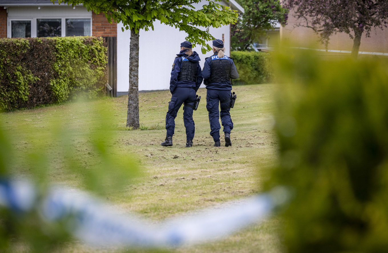 Polis, specialsökhund och kriminaltekniker på plats i centrala Klippan efter mordet 9 maj. Foto: Johan Nilsson/TT