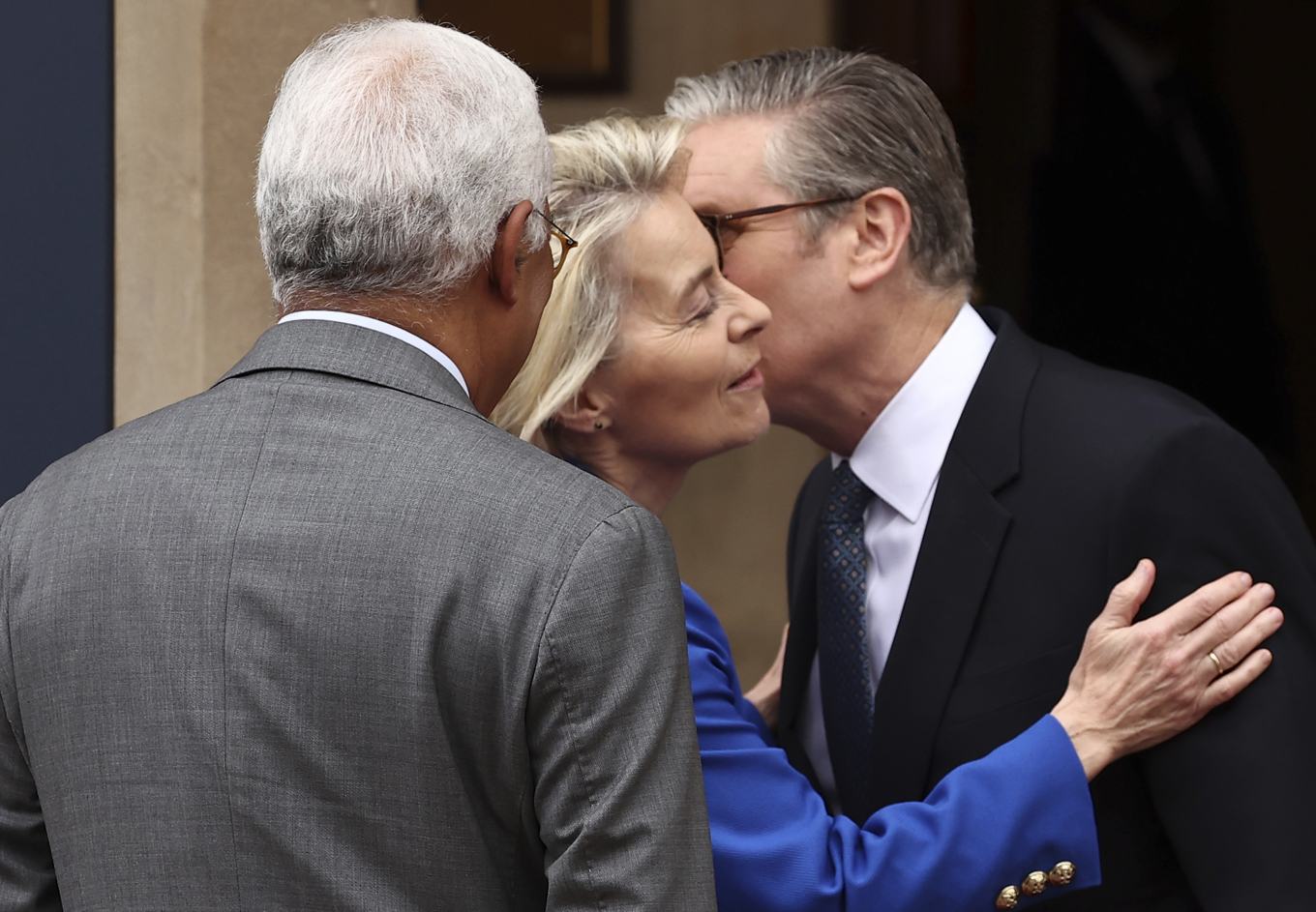 EU-kommissionens ordförande Ursula von der Leyen kramar om Storbritanniens premiärminister Keir Starmer under påsyn från EU:s rådsordförande António Costa (skymd). Foto: Henry Nicholls/AP/TT