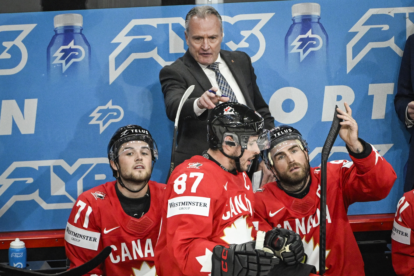 Kanadas coach Dean Evason gestikulerar framför Ryan O'Reilly, till höger, Sidney Crosby (87) och Tyson Foerster (71). Foto: Fredrik Sandberg/TT