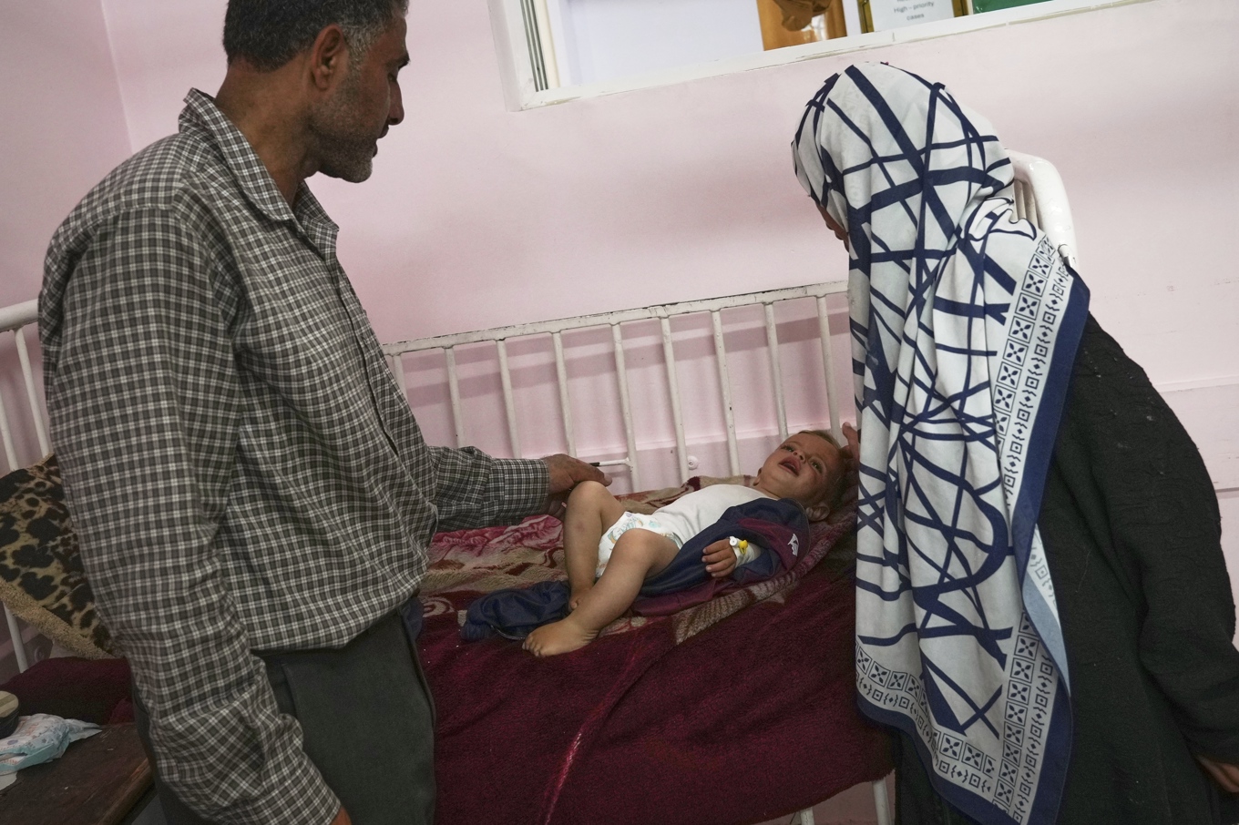 En nio månader gammal pojke tillsammans med sina föräldrar på sjukhuset Nasser i Khan Yunis. Bild från 1 maj. Foto: Abdel Kareem Hana/AP/TT