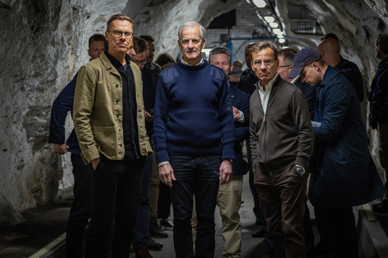 Norges statsminister Jonas Gahr Støre, i mitten, tillsammans med Finlands president Alexander Stubb, till vänster, och Sveriges statsminister Ulf Kristersson i det norska försvarets operativa högkvarter i Reitan utanför Bodø i norra Norge. Bilden togs vid ett Natomöte förra sommaren. Foto: Jan Langhaug/NTB/TT