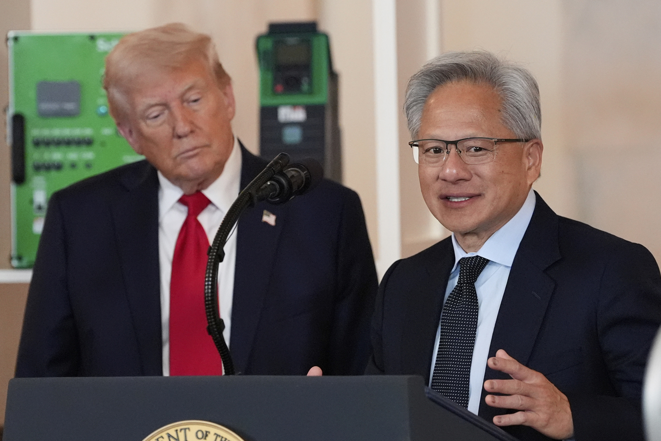 Nvidias vd Jensen Huang tillsammans med president Donald Trump. Arkivbild. Foto: Alex Brandon/AP/TT