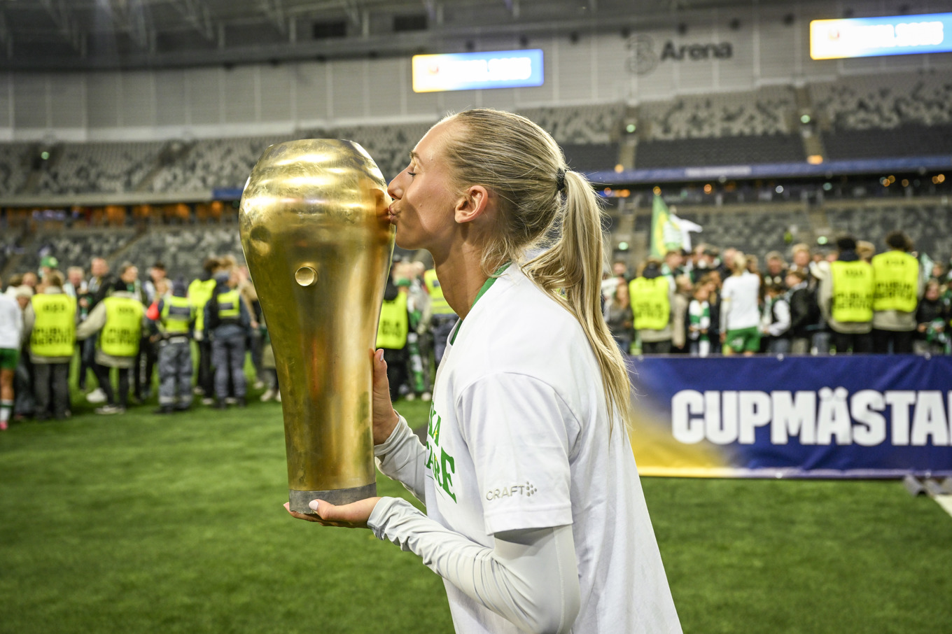 Hammarbys tvåmålsskytt Ellen Wangerheim jublar med bucklan efter segern i onsdagens final i svenska cupen i fotboll. Foto: Fredrik Sandberg/TT