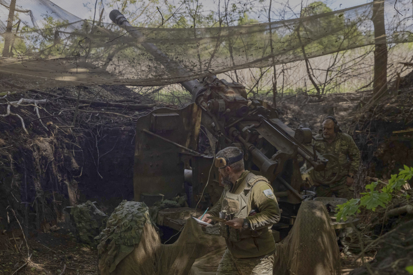 Många ukrainska män vill komma undan kriget. Bild från tidigare i maj. Foto: Yevhen Titov/AP/TT