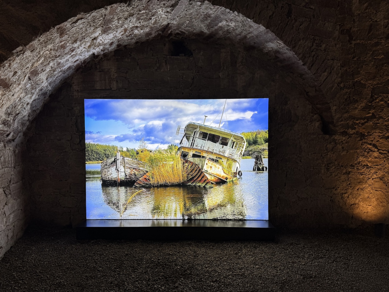 Att se det vackra i det förfallna och övergivna är viktigt för Sara Starkström. Foto: Anton Anderberg