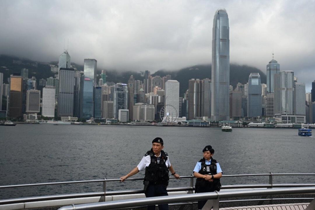 Polis håller vakt över Victoria Harbour när Hongkong firar 27-årsdagen av överlämnandet från Storbritannien till Kina den 1 juli 2024. Foto: Peter Parks/AFP via Getty Images