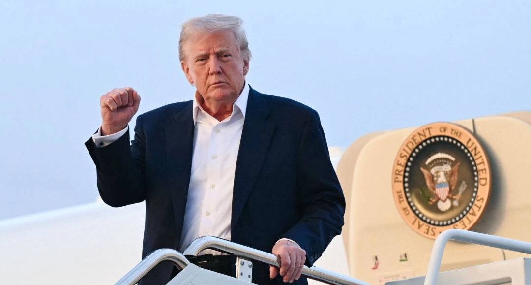 President Donald Trump kliver av Air Force One vid ankomsten till Joint Base Andrews i Maryland den 4 maj 2025. Foto: Saul Loeb/AFP via Getty Images