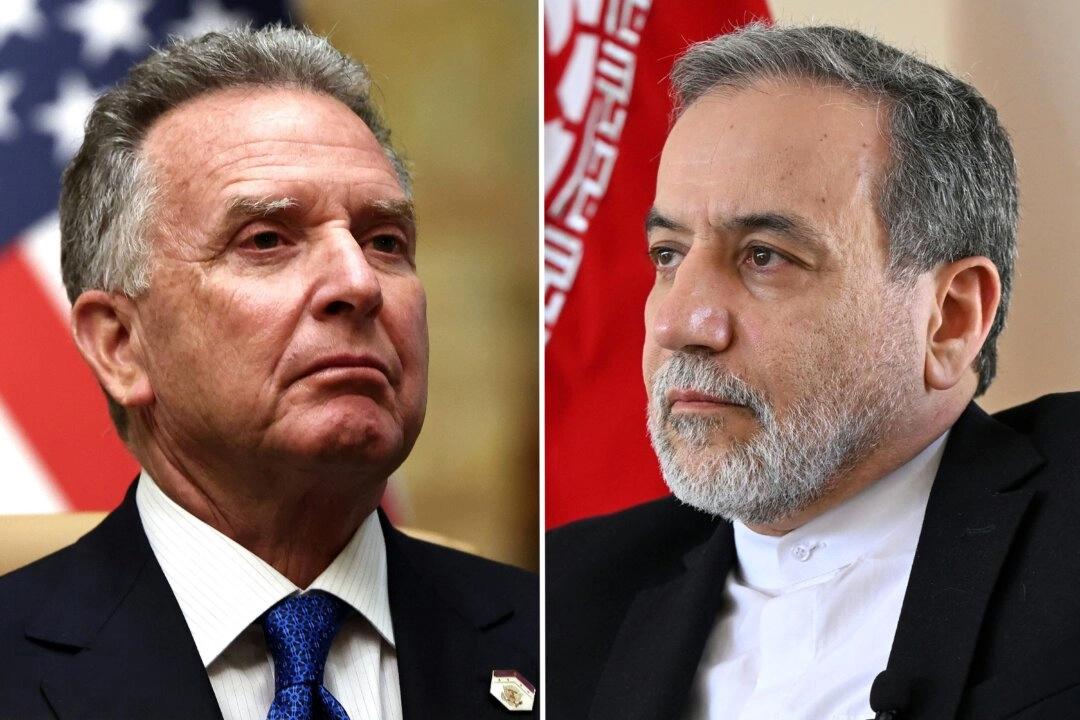 USA:s Mellanösternsändebud Steve Witkoff och Irans utrikesminister Abbas Araghchi Foto: Evelyn Hockstein och Amer Hilabi/AFP via Getty Images