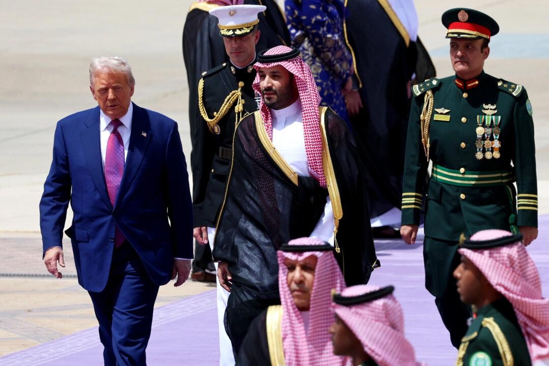 USA:s president Donald Trump hälsas välkommen av Saudiarabiens kronprins Mohammed bin Salman vid ankomsten till King Khalid International Airport i Riyadh, Saudiarabien, den 13 maj 2025. Foto: Win McNamee/Getty Images