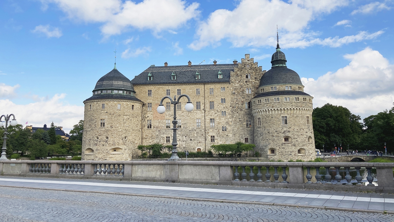 Örebro slott ligger på en holme i Svartån i centrala Örebro. Den gamla Vasaborgen kan i dag upplevas genom visningar, utställningar och aktiviteter för vuxna och barn. Foto: SFV/Sara Lahtinen